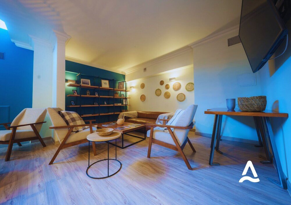 Modern living room with a sofa at Hotel Almasur Express