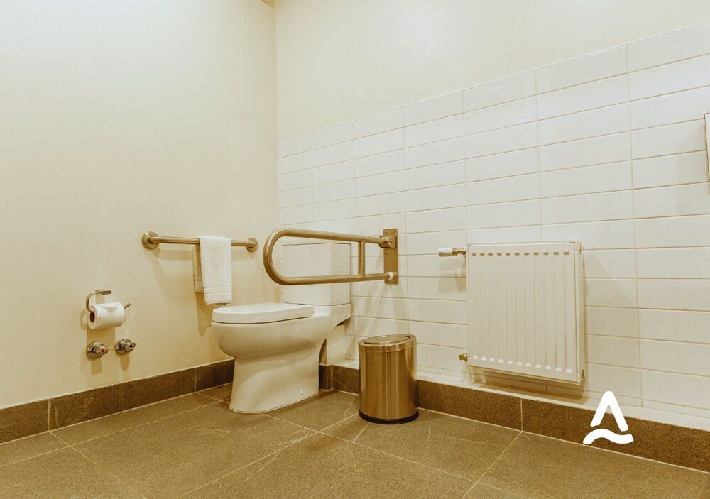 Bathroom with a white toilet at Hotel Almasur Express