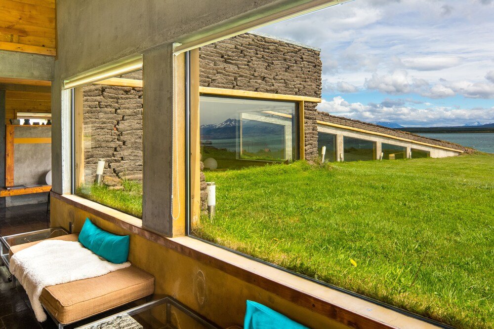 Habitación moderna con un gran ventanal en Altiplanico Puerto Natales