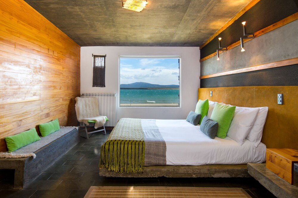 Dormitorio moderno con una cama grande en Altiplanico Puerto Natales