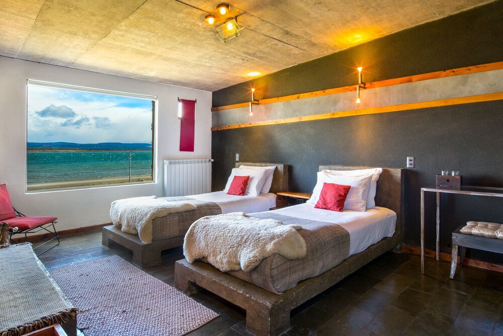 Dormitorio con dos camas y vista en Altiplanico Puerto Natales
