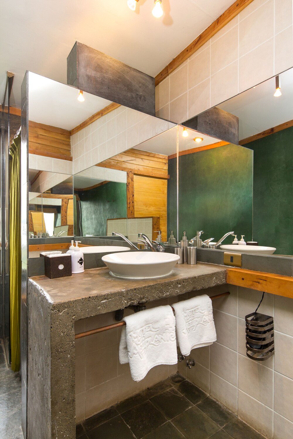 Baño con un gran espejo en Altiplanico Puerto Natales