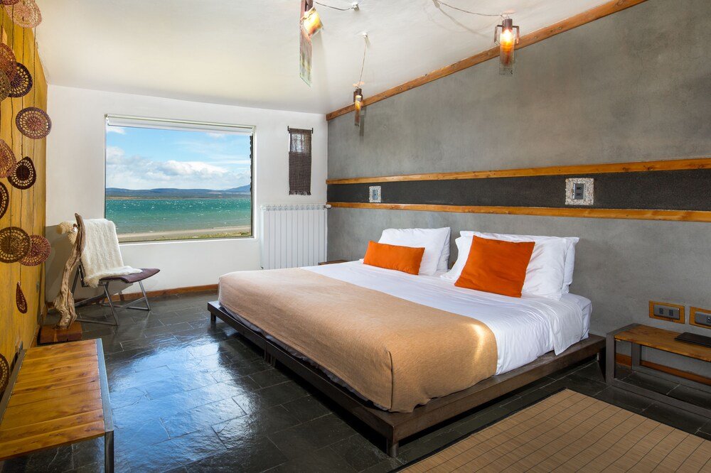 Habitación moderna con un gran ventanal en Altiplanico Puerto Natales