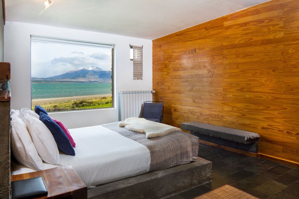 Dormitorio con un gran ventanal en Altiplanico Puerto Natales