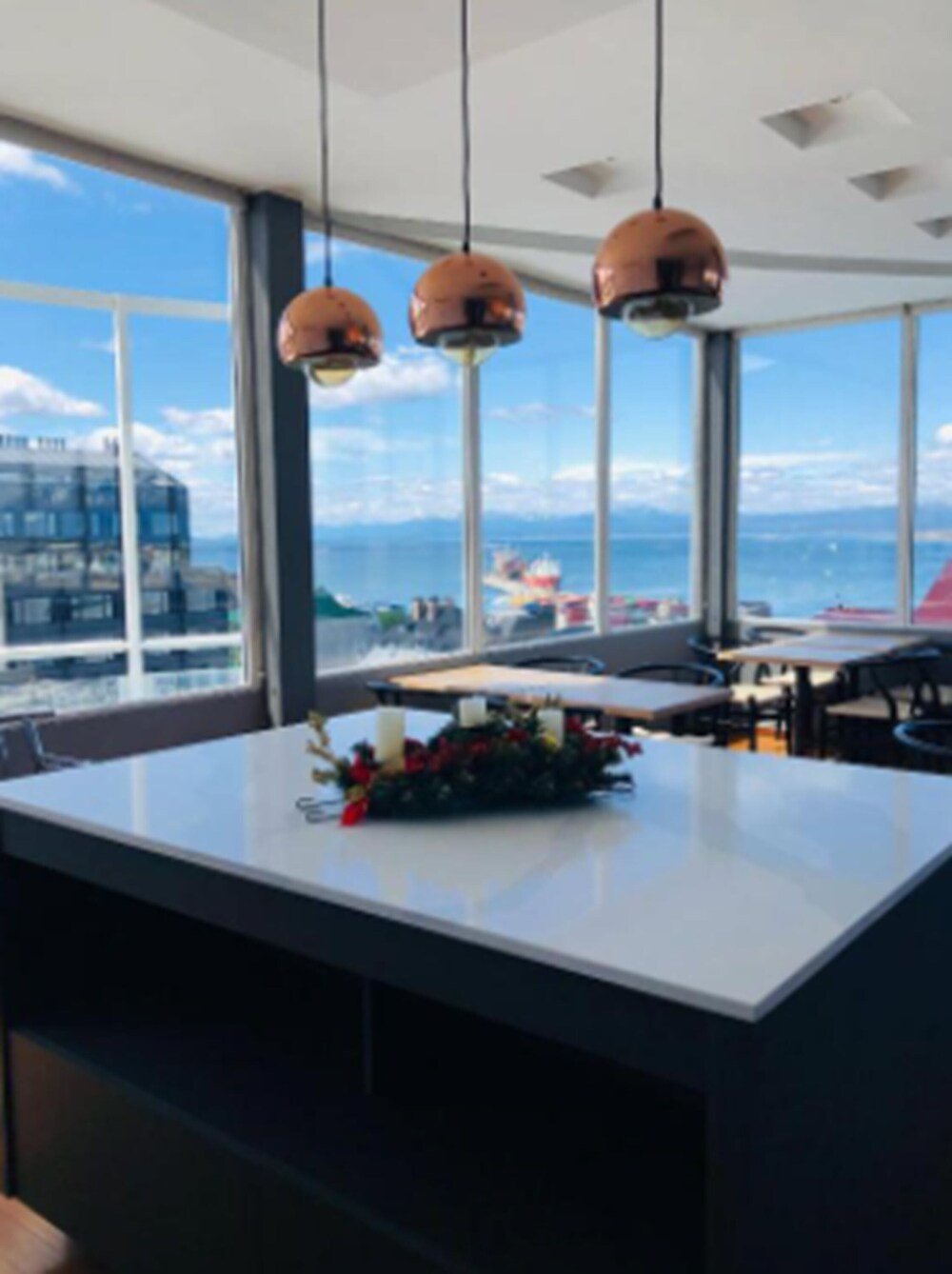 Cocina moderna con grandes ventanales e isla central