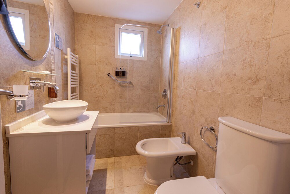 Bathroom with a bathtub, a bidet and a toilet