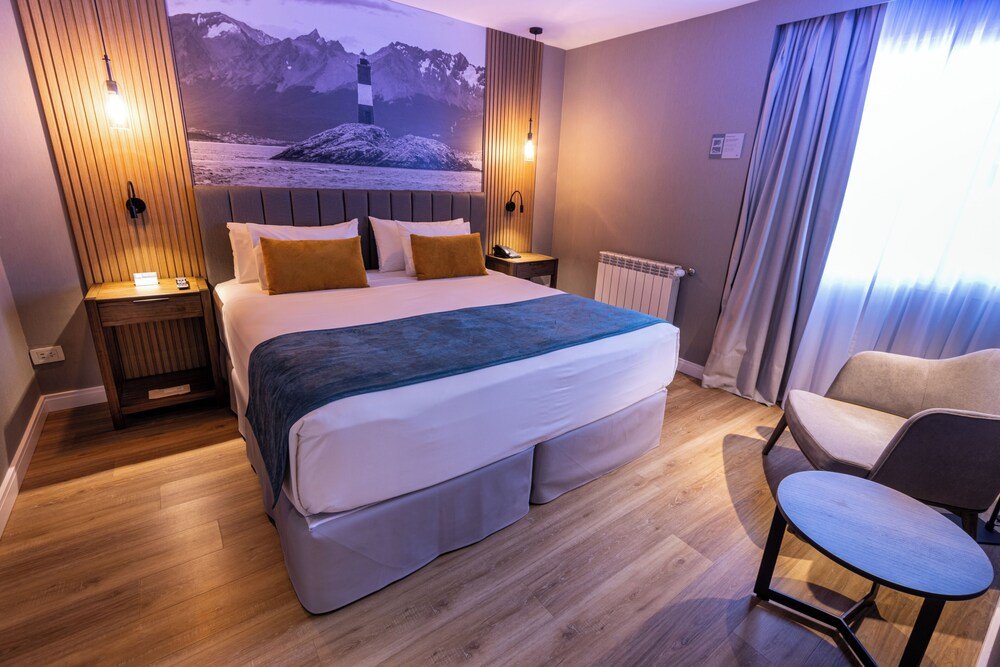 Hotel room with a large bed and two bedside tables
