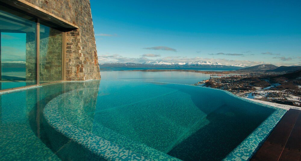 Piscina infinita con vista a las montañas