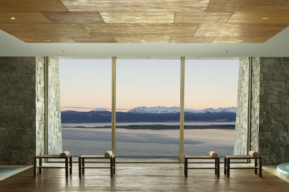 Habitación con gran ventana y vista