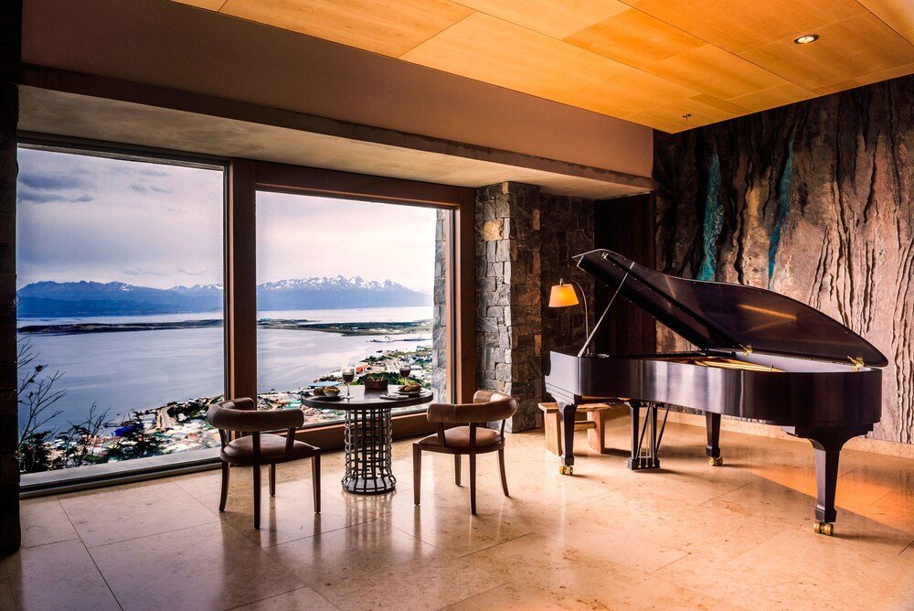 Piano de cola en un salón amplio