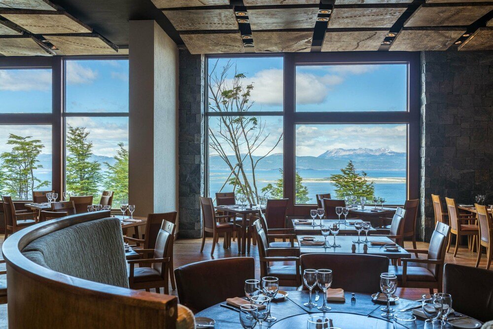 Restaurante con grandes ventanales y vista