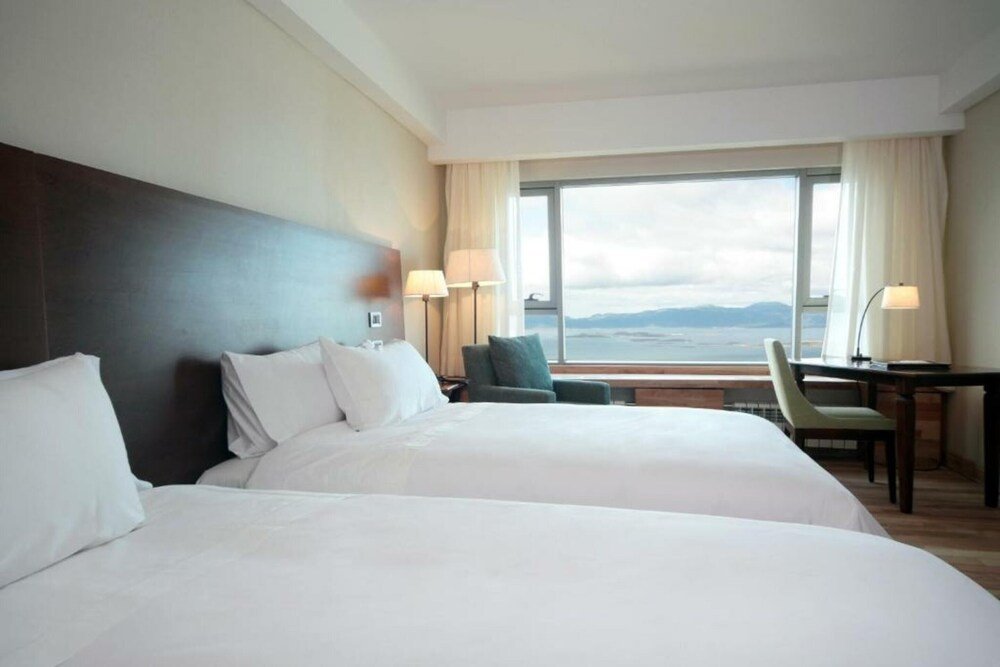 Habitación con dos camas y vista
