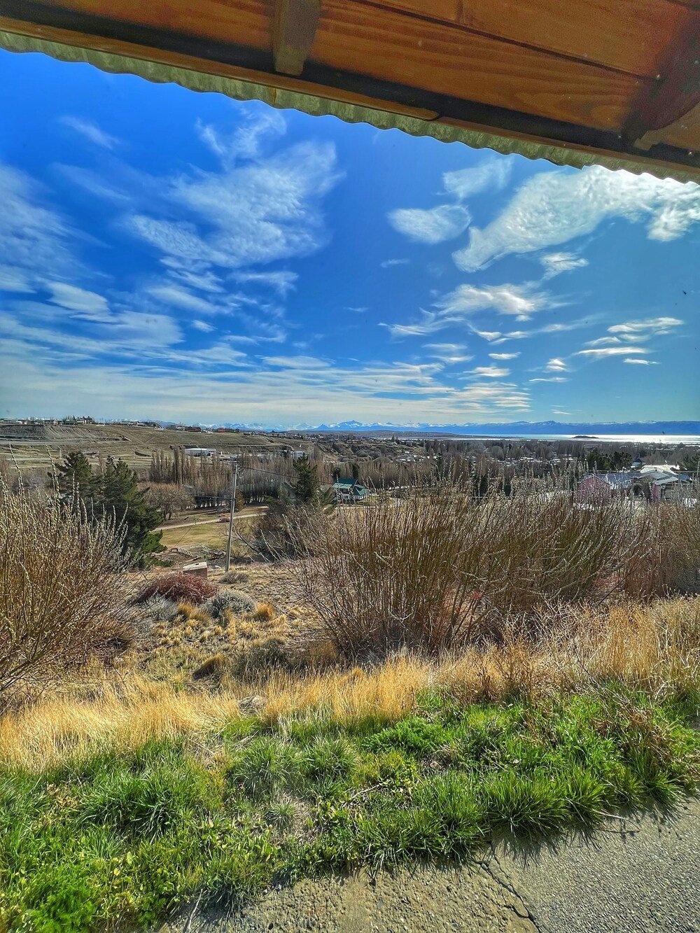 Vista del paisaje abierto desde un sector cubierto
