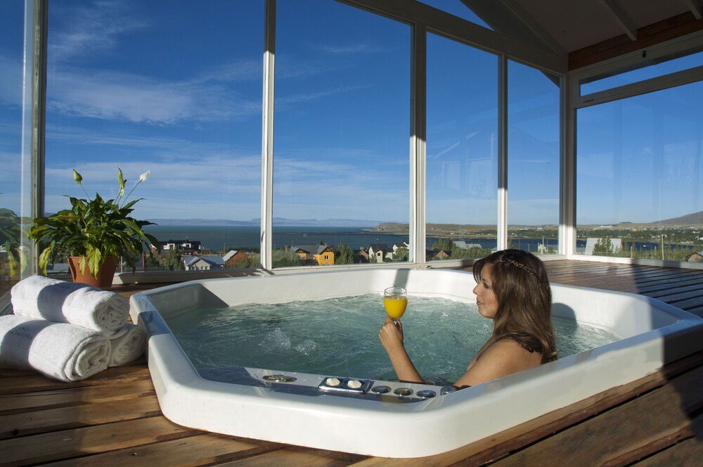 Jacuzzi con vista despejada a la bahía y a las casas