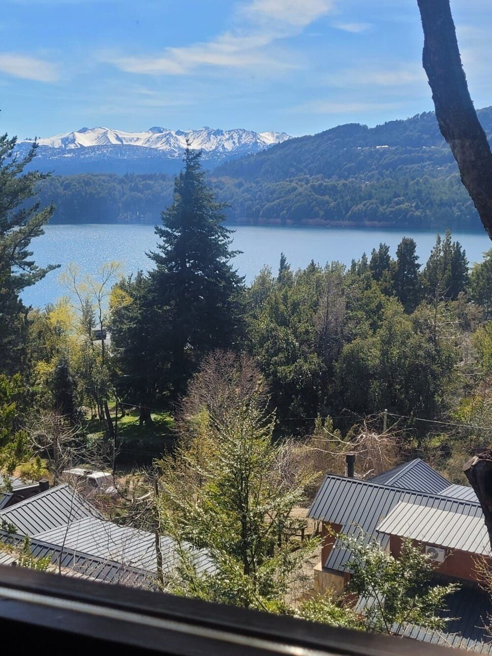 Vista del lago con montañas al fondo en Bosque del Nahuel