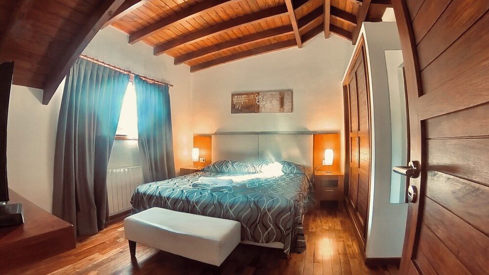 Dormitorio con techo de madera en Bosque del Nahuel