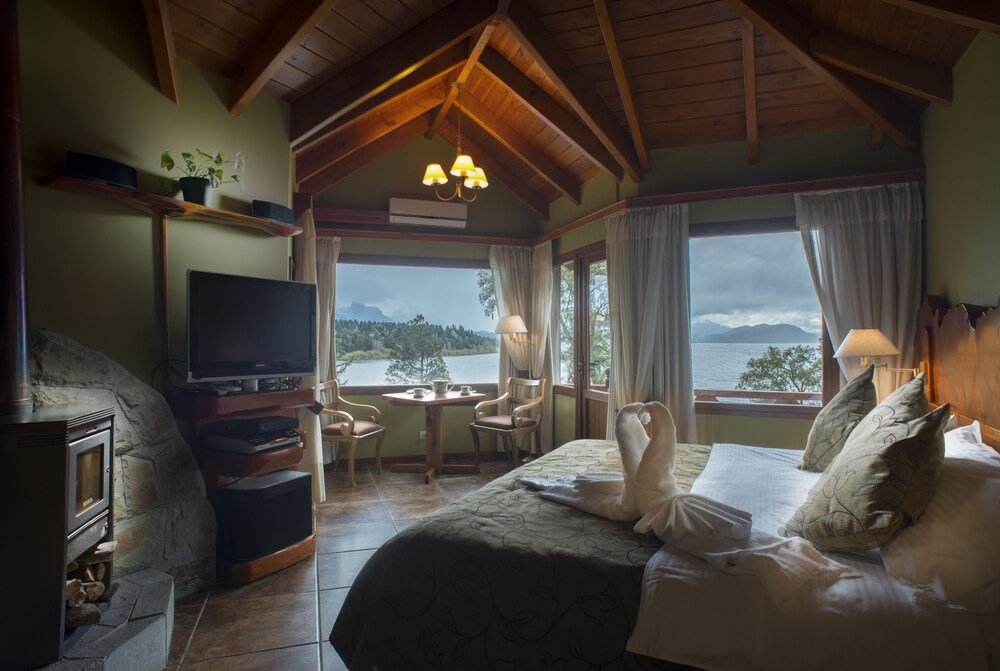 Cozy room with a fireplace at Charming Luxury Lodge