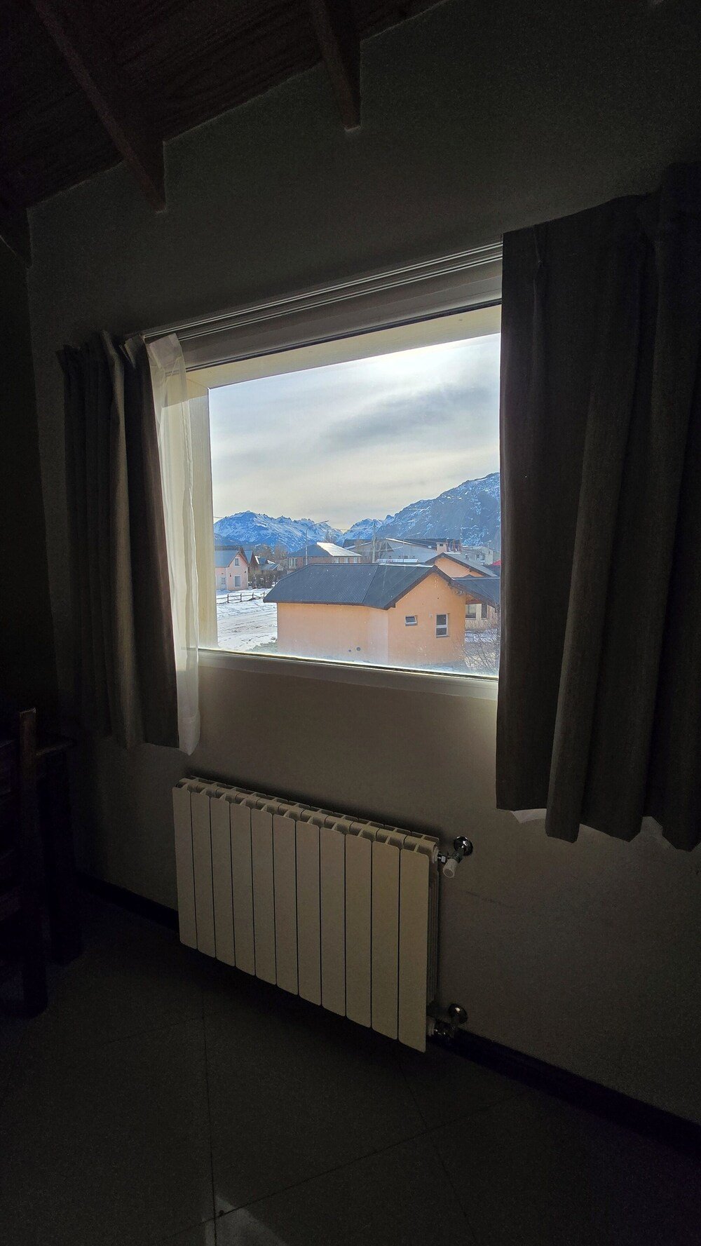 Habitación con una ventana a un paisaje nevado