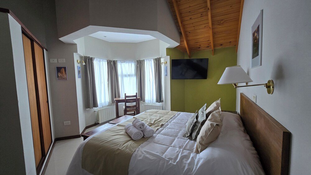 Habitación con cama grande y escritorio