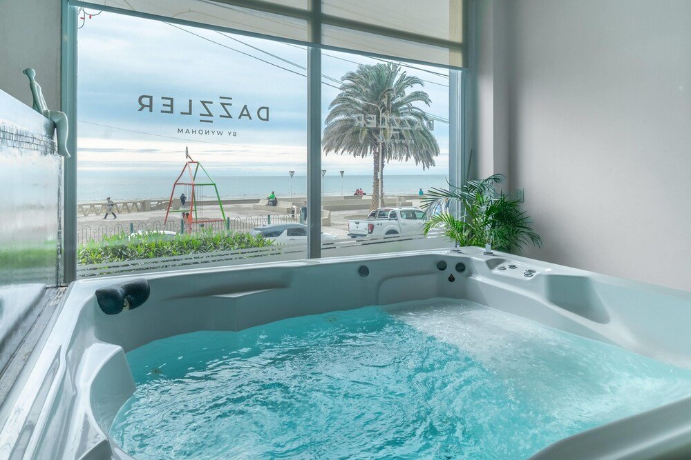 Jacuzzi con vista a la playa en el hotel