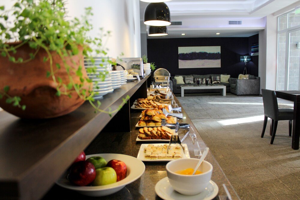 Sector de buffet con variedad de opciones para el desayuno