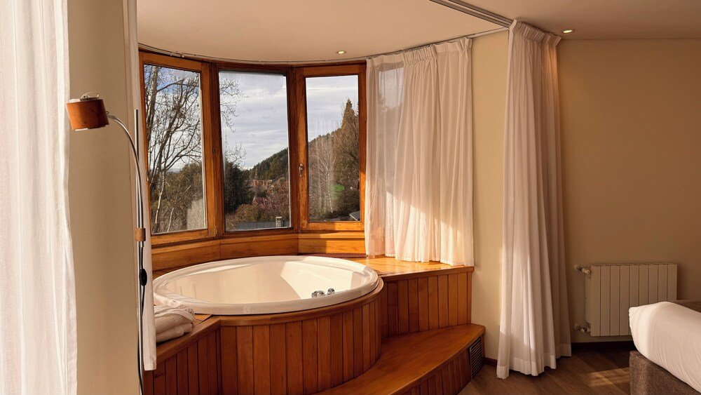 Bathroom with a wooden bathtub at Design Suites Bariloche