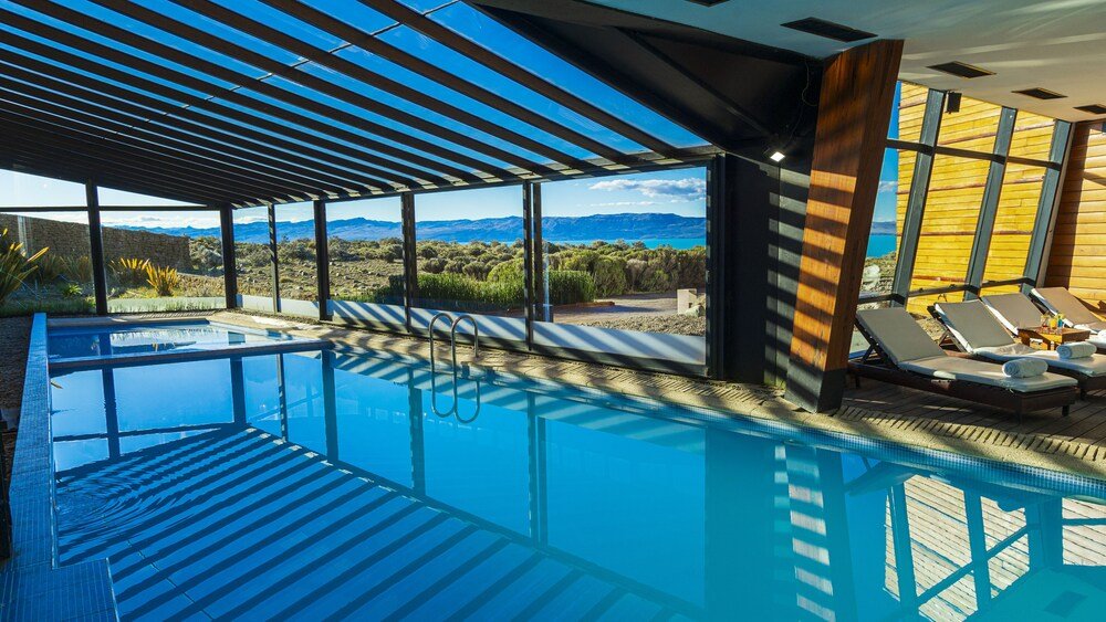 Piscina con reposeras