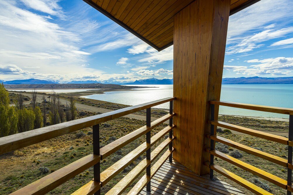 Balcón de madera con vista al lago y las montañas
