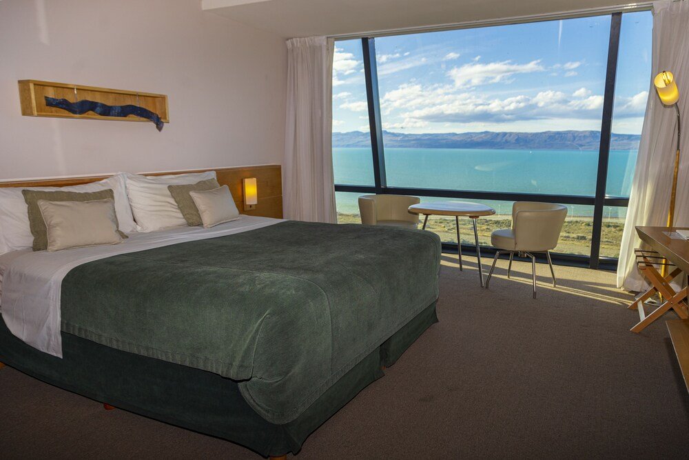 Habitación con cama grande