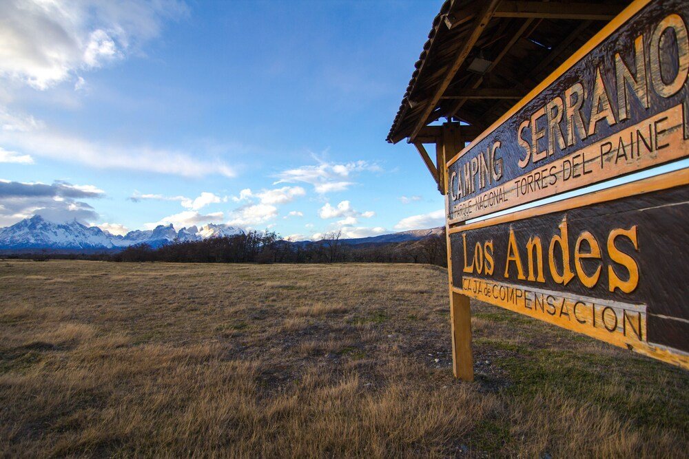 Camping Serrano sign with mountains in the background