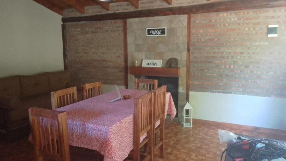 Comedor con pared de ladrillo y mesa de madera