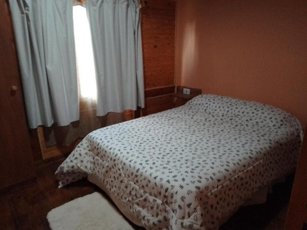 Otro dormitorio de las cabañas con mobiliario simple y cómodo