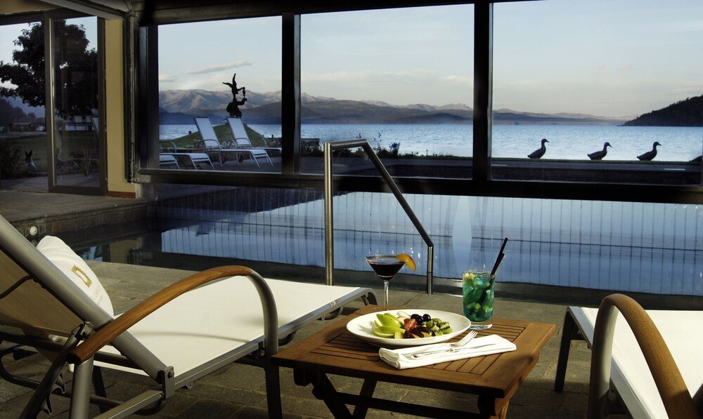 Sector de comidas junto a la pileta con vista al lago y las montañas