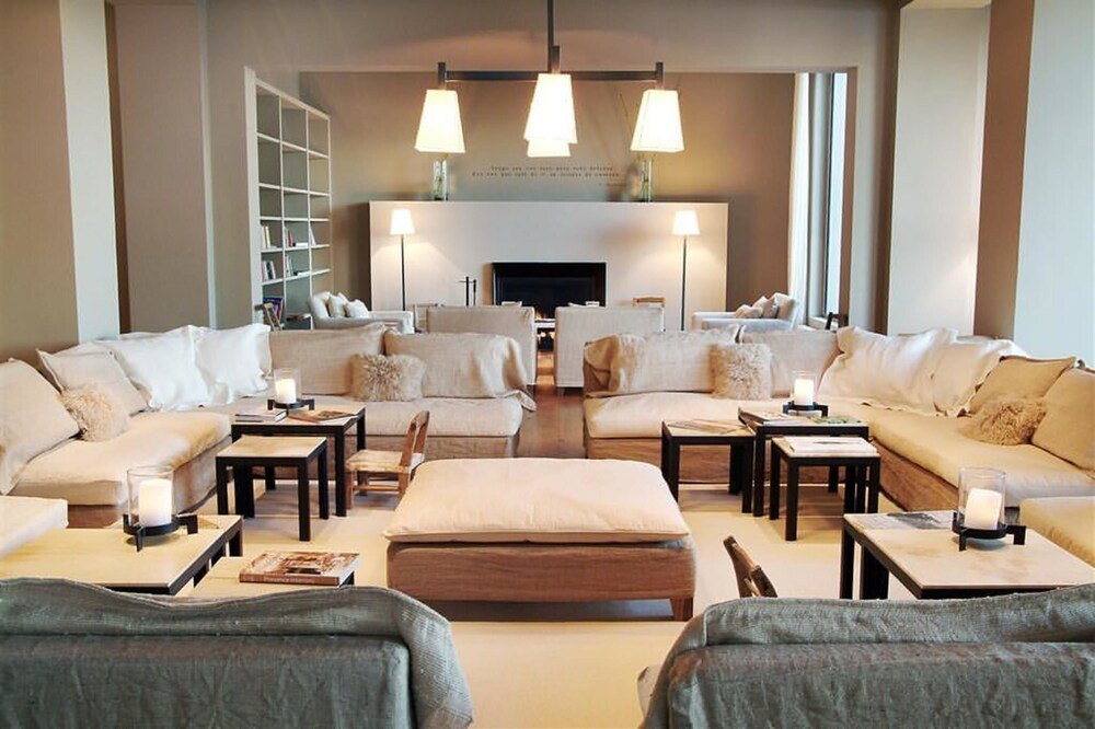 Lobby sitting area with comfortable seating at the hotel