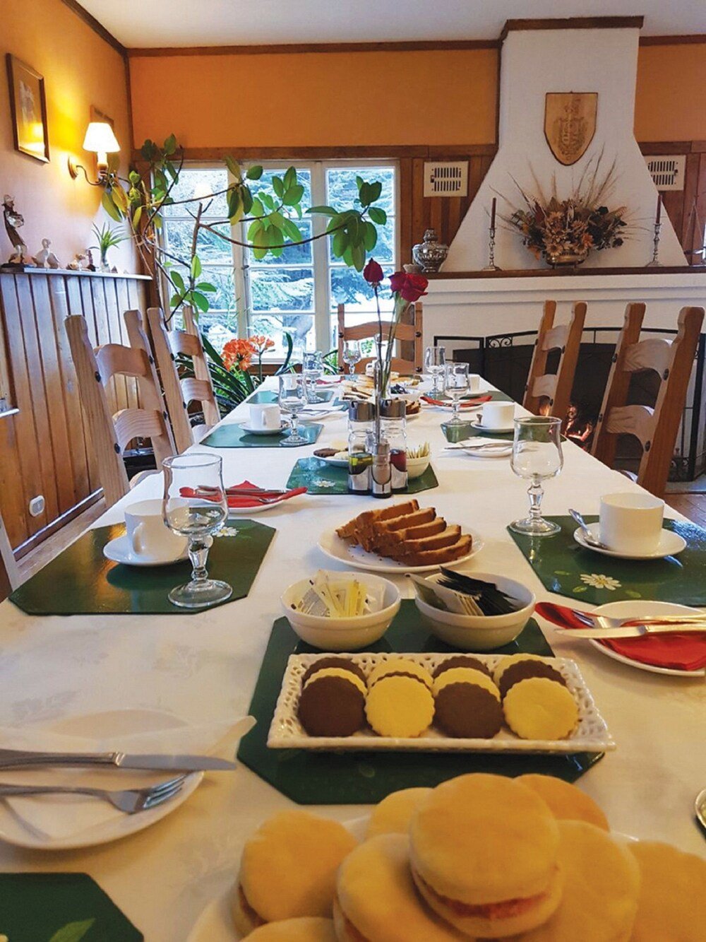 Mesa servida con distintos platos, galletas y pan