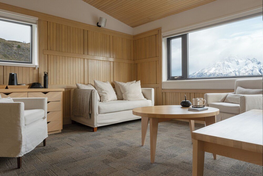 Modern, minimalist room