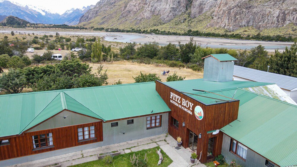 Lodge with a green roof and wooden exterior