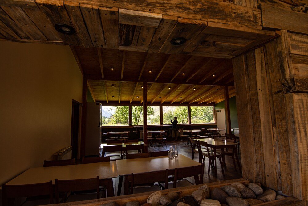 Comedor rústico con mesas de madera