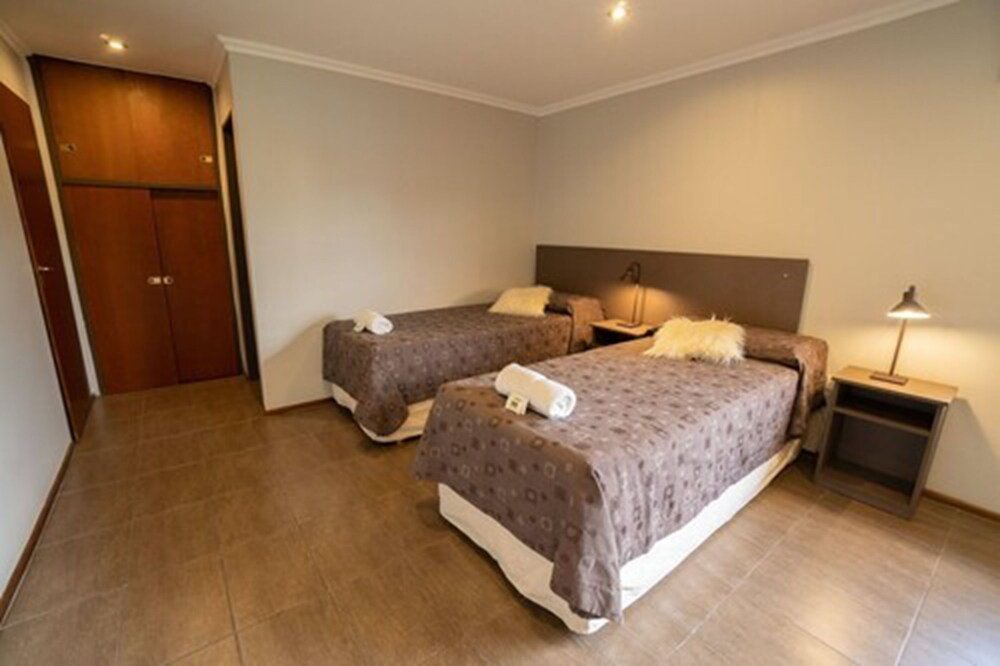 Habitación con dos camas y un placard