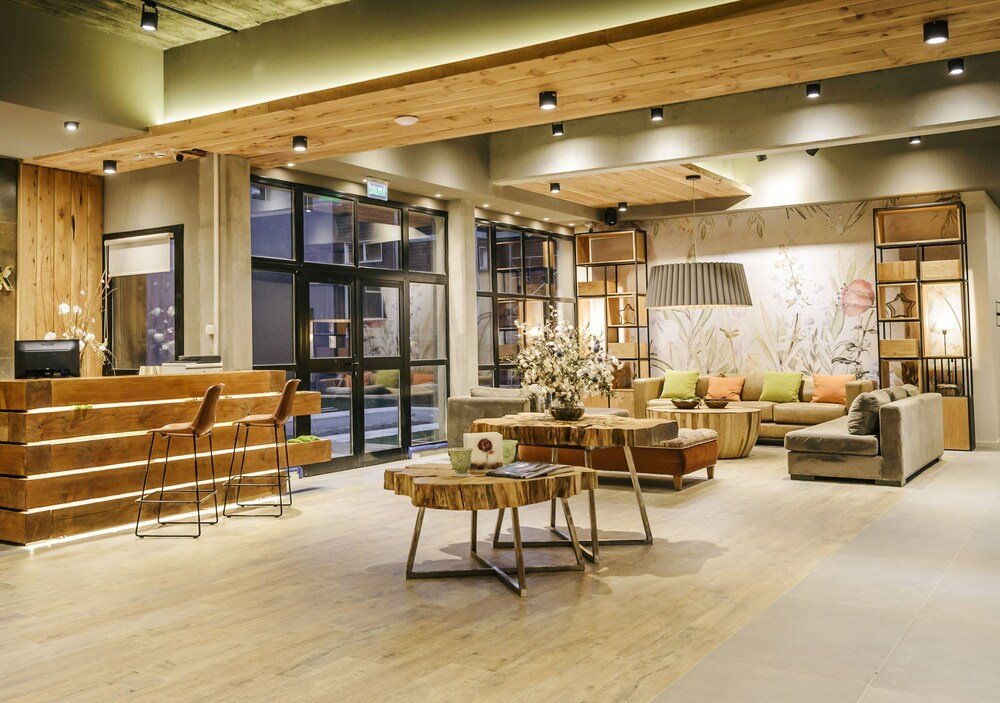 Spacious lobby with wooden furniture at Gluck Patagonia Aparts