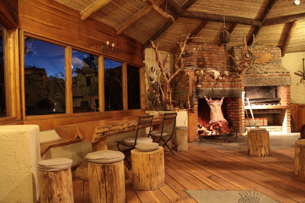 Salón rústico de madera con chimenea de ladrillo y muebles de madera