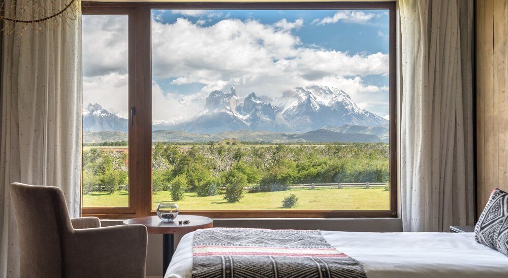 Habitación con gran ventana y vista a la montaña