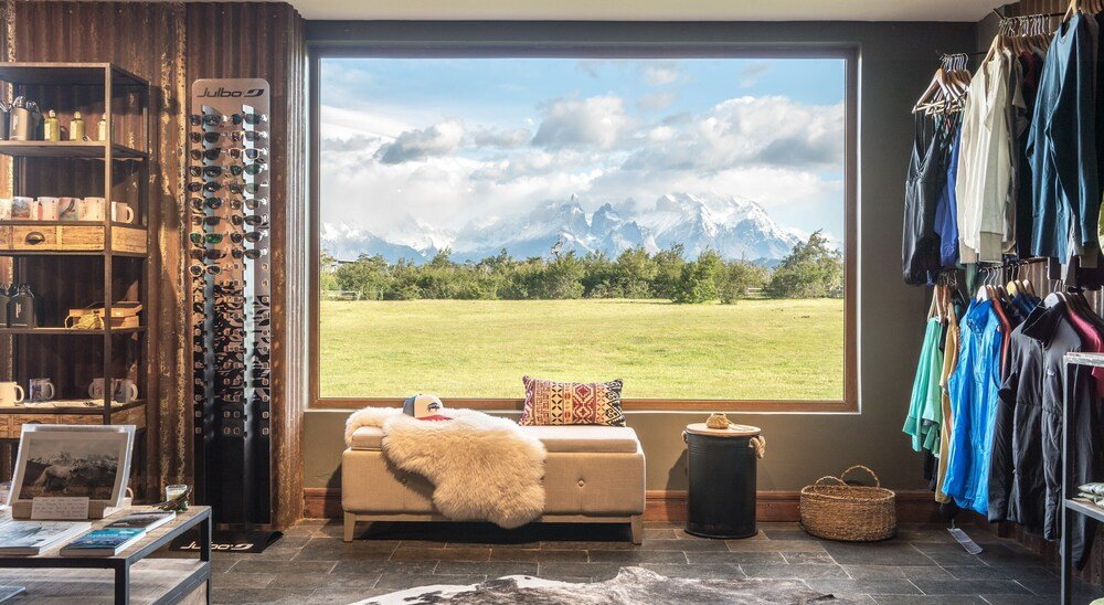Sala con gran ventana frente a las montañas