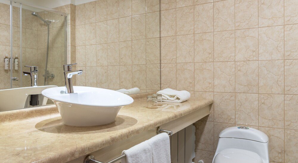 Baño moderno con bañera exenta