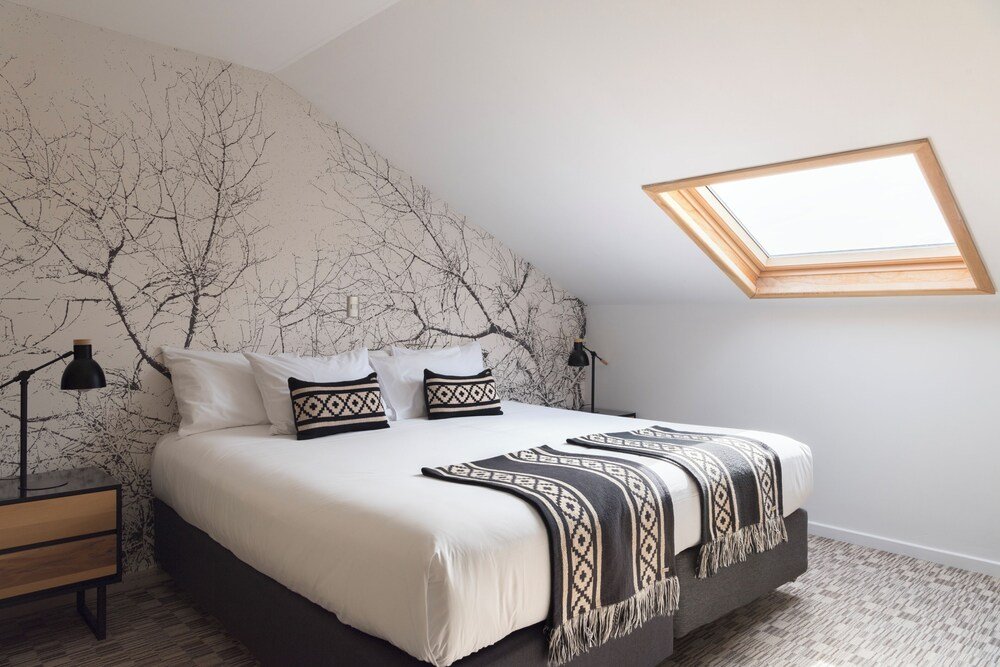 Dormitorio con cama y mesas de noche