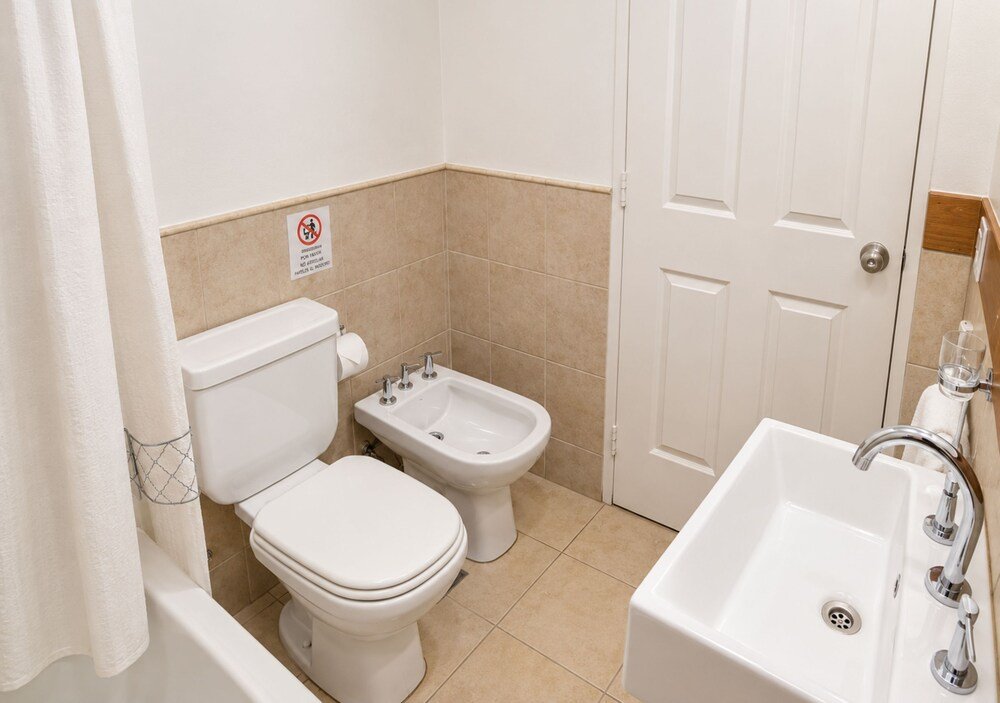 Bathroom at Hosteria Verde Morada with a bidet and toiletries