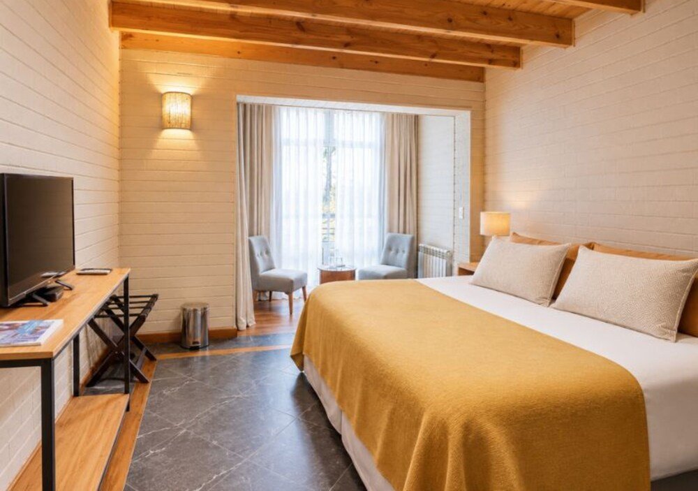 Guest room at Hosteria Verde Morada with a bed and heating