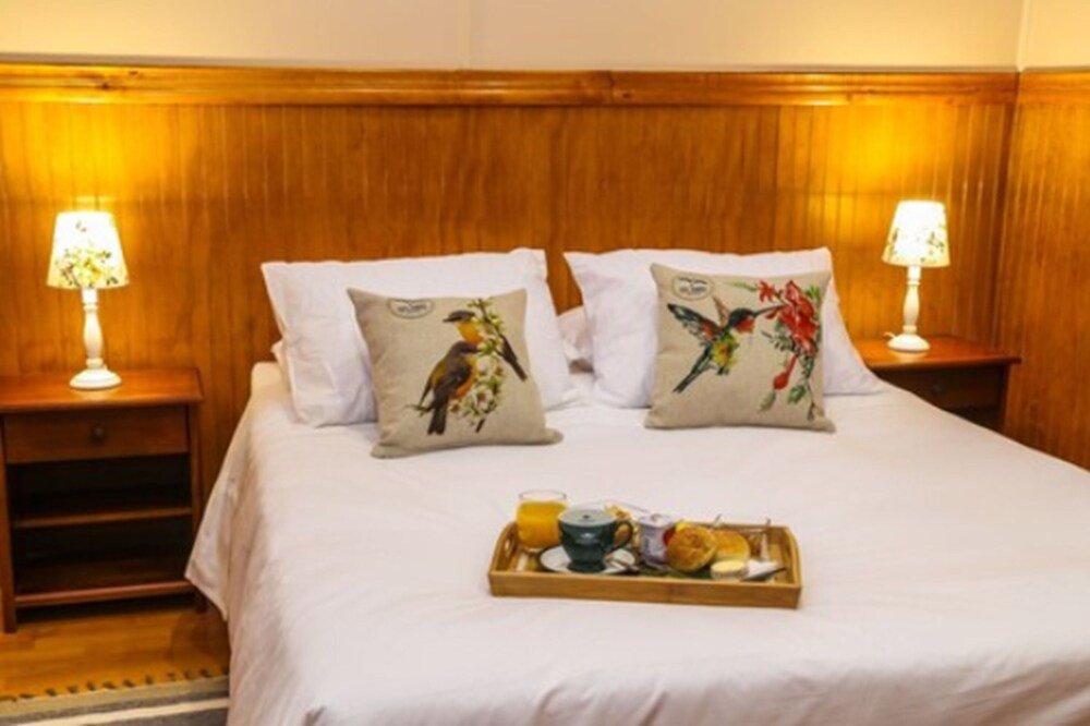 Hotel room with a wooden headboard and two bedside lamps