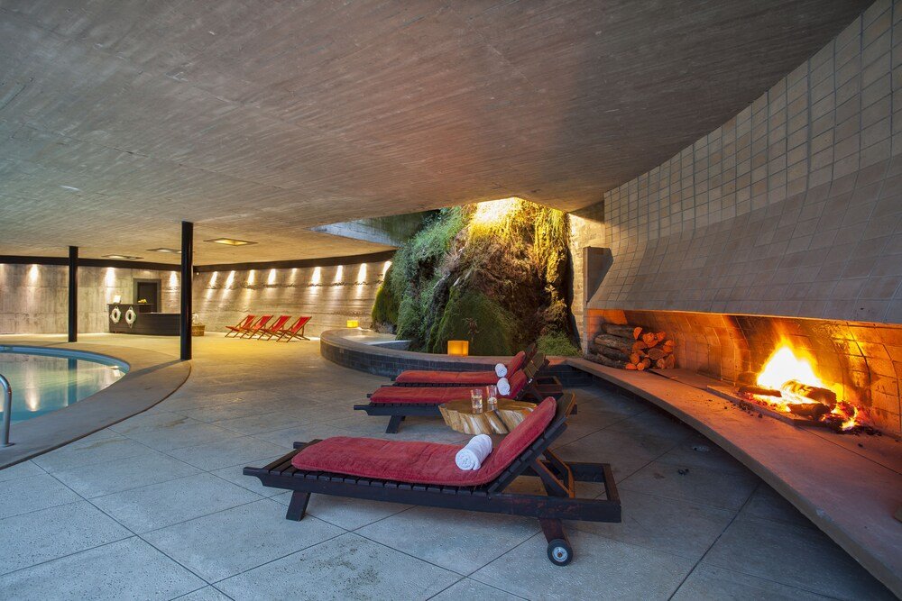 Spa area with a pool and lounge chairs at Hotel Antumalal
