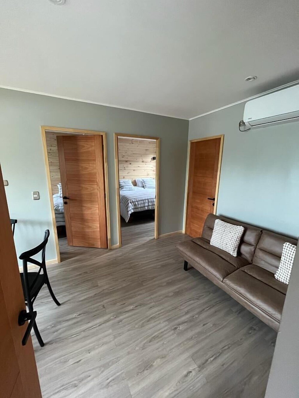 Room with a brown leather sofa at the hotel